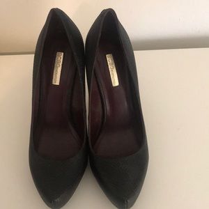 Black textured pumps